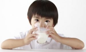 Read more about the article Susu “Full Cream” Lebih Baik Dalam Menjaga Berat Badan Anak